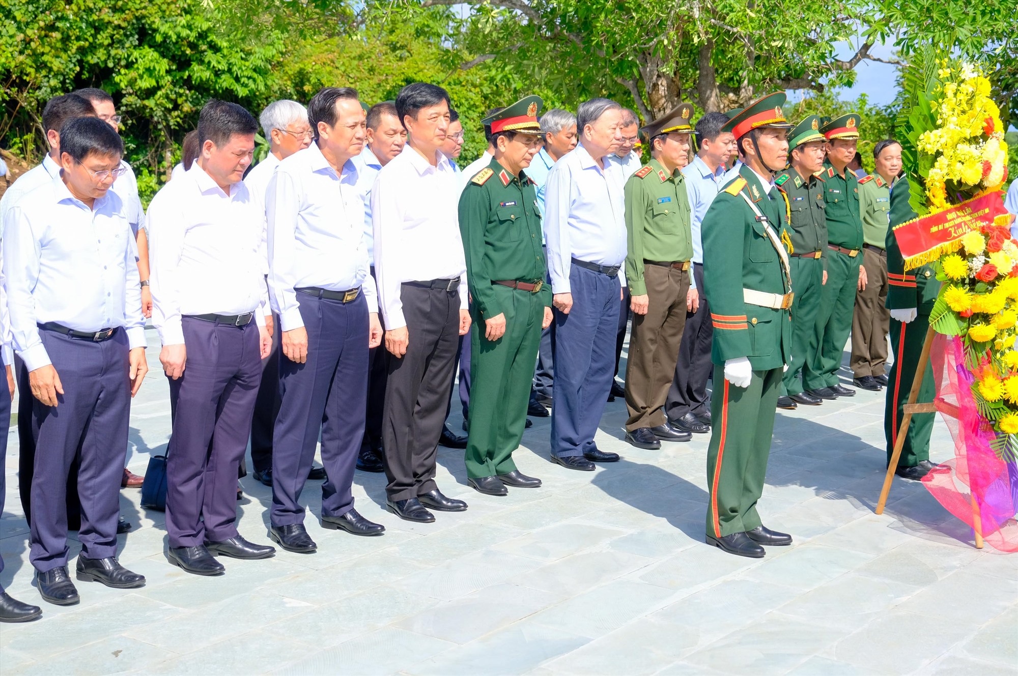 Tổng Bí thư, Chủ tịch nước Tô Lâm tặng quà động viên Nhân dân huyện đảo Cồn Cỏ - Ảnh: Trần Tuyền