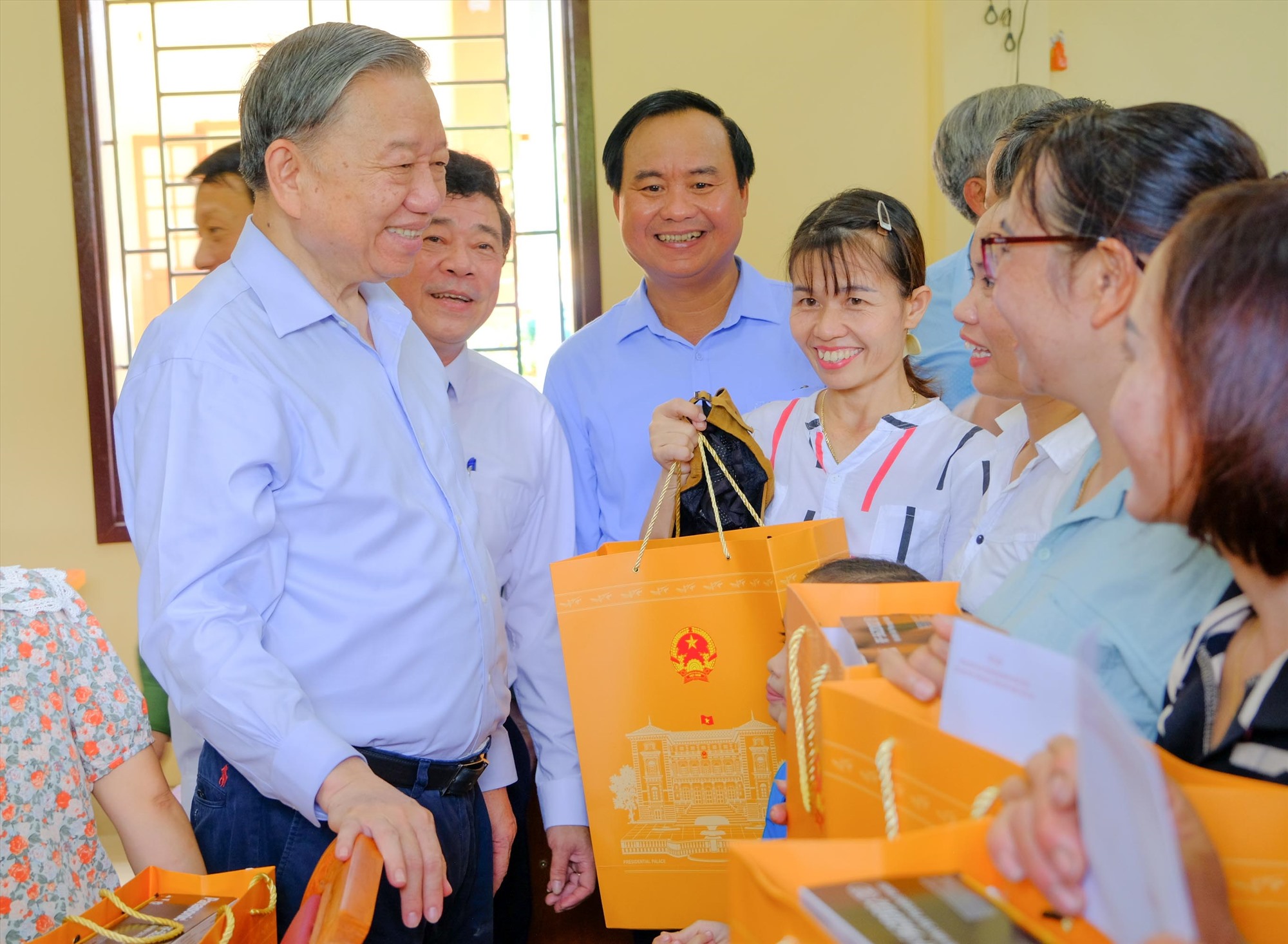 Tổng Bí thư, Chủ tịch nước Tô Lâm tặng quà cho Trung tâm Y tế huyện đảo Cồn Cỏ - Ảnh: Trần Tuyền