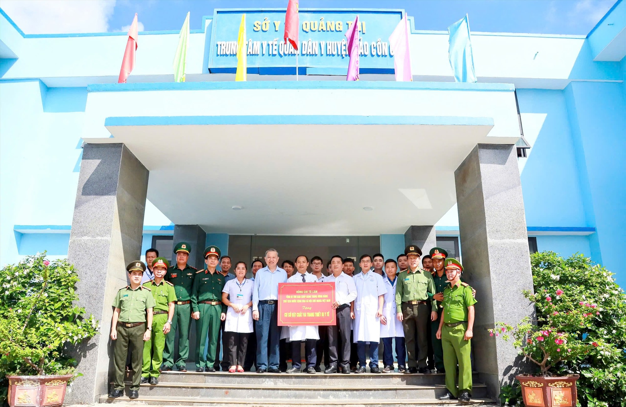 Tổng Bí thư, Chủ tịch nước Tô Lâm tặng quà cho Trung tâm Y tế huyện đảo Cồn Cỏ - Ảnh: Trần Tuyền