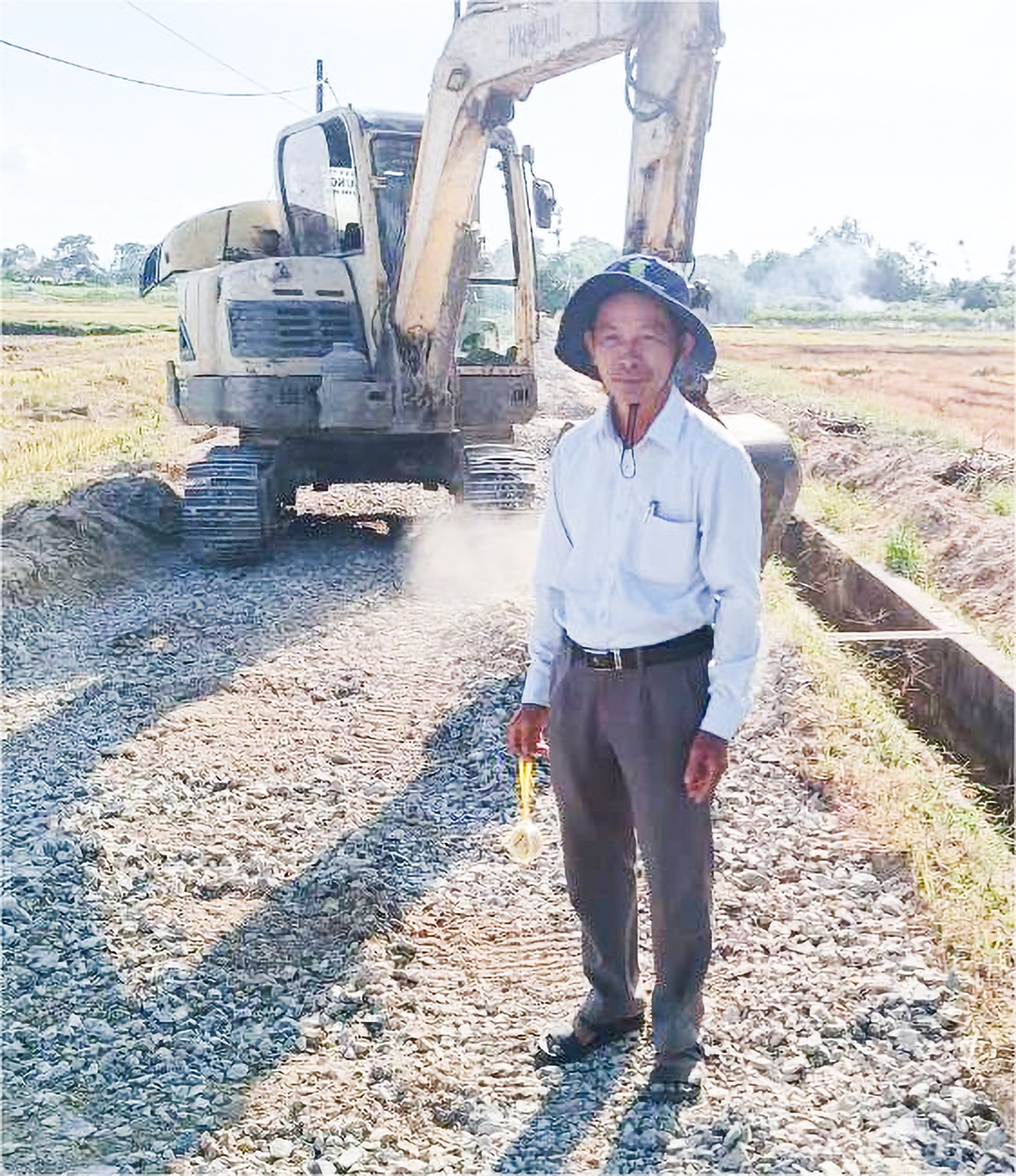 Ông Võ Công Trong kiểm tra công trình mở rộng đường nội đồng trên địa bàn thôn Lam Thủy -Ảnh: P.N