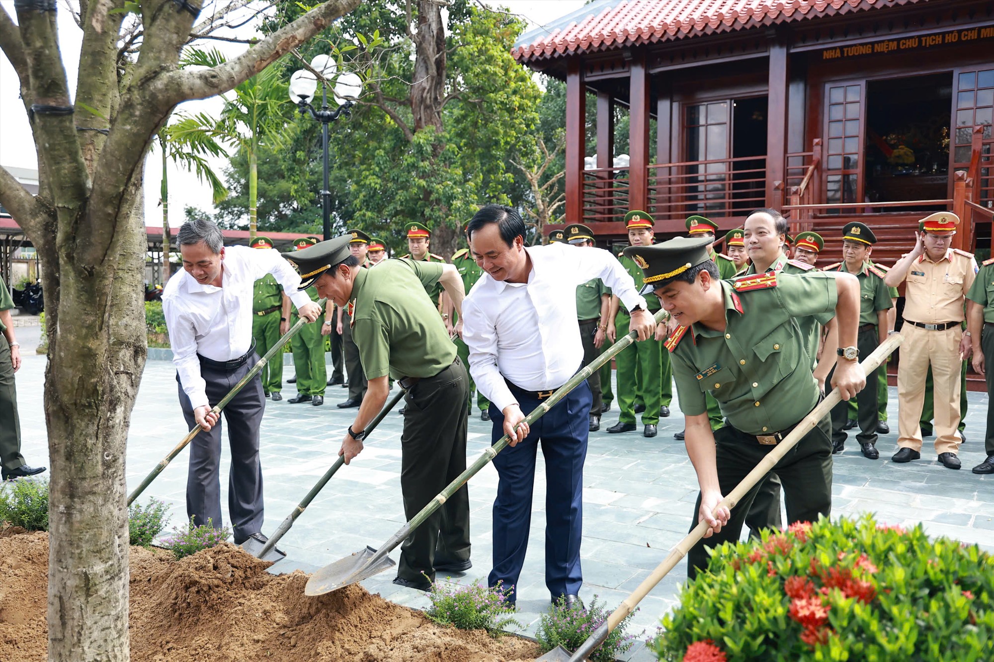 Bộ trưởng Bộ Công an Lương Tam Quang trồng cây lưu niệm tại khuôn viên trụ sở Công an tỉnh - Ảnh: T.K