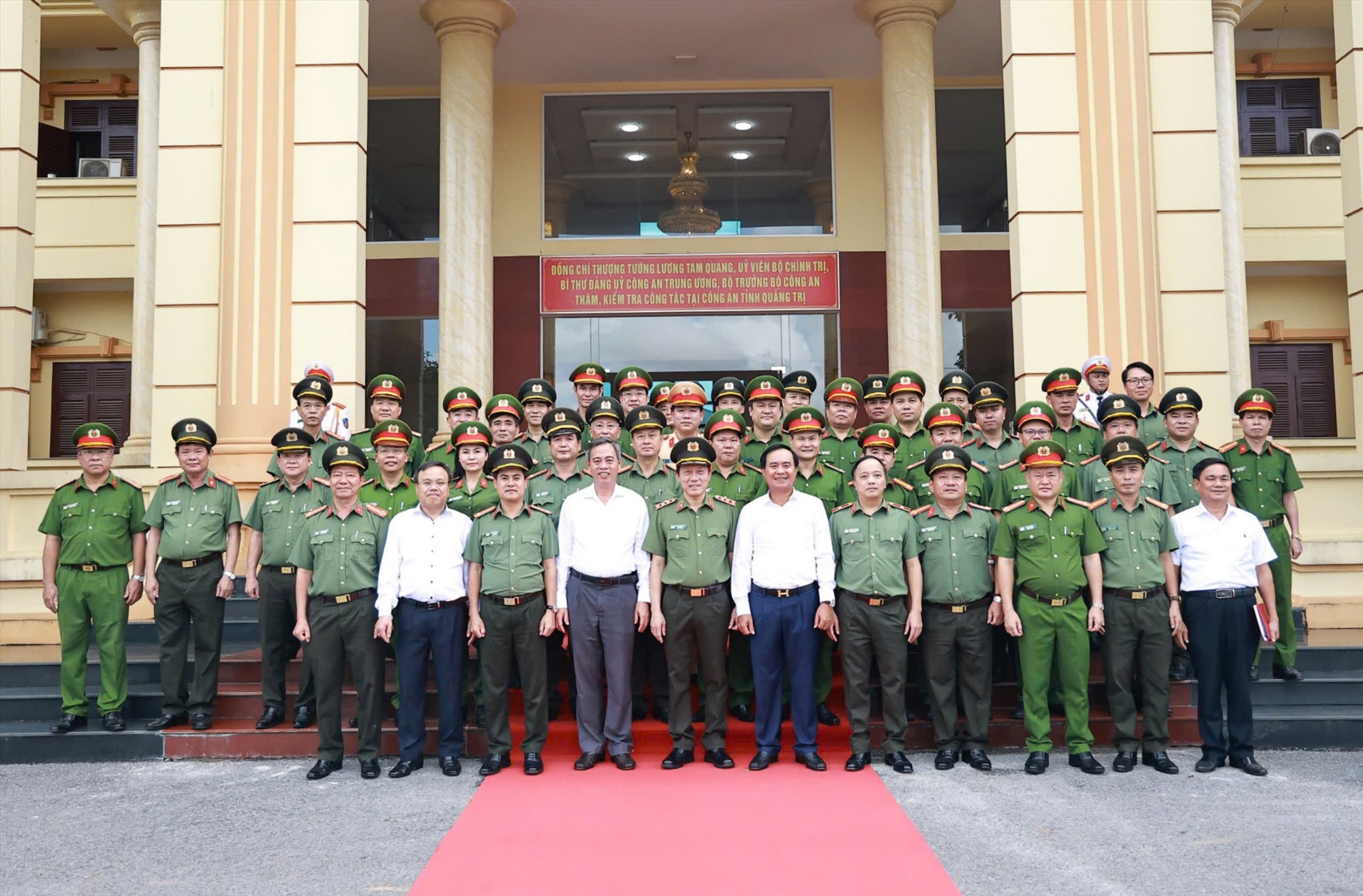 Bộ trưởng Bộ Công an Lương Tam Quang chụp ảnh lưu niệm với lãnh đạo tỉnh và lãnh đạo Công an tỉnh - Ảnh: T.K