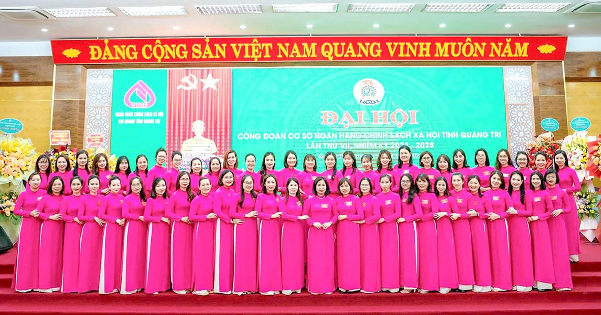 Đội ngũ cán bộ, viên chức, người lao động nữ của NHCSXH chi nhánh tỉnh Quảng Trị -Ảnh:M.T