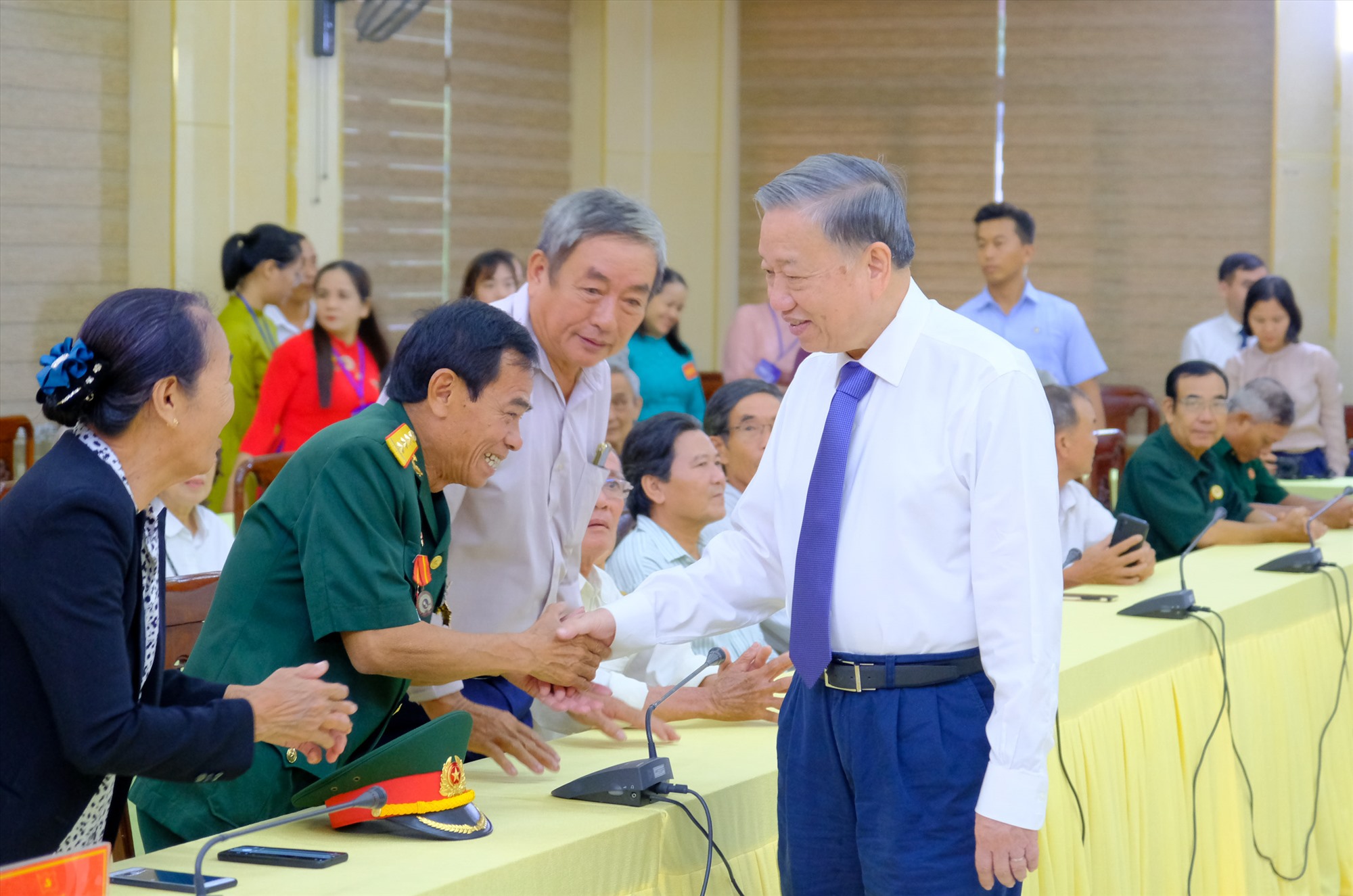 Tổng Bí thư, Chủ tịch nước Tô Lâm thăm hỏi, động viên các thương binh, bệnh binh, gia đình có công với cách mạng - Ảnh: Trần Tuyền