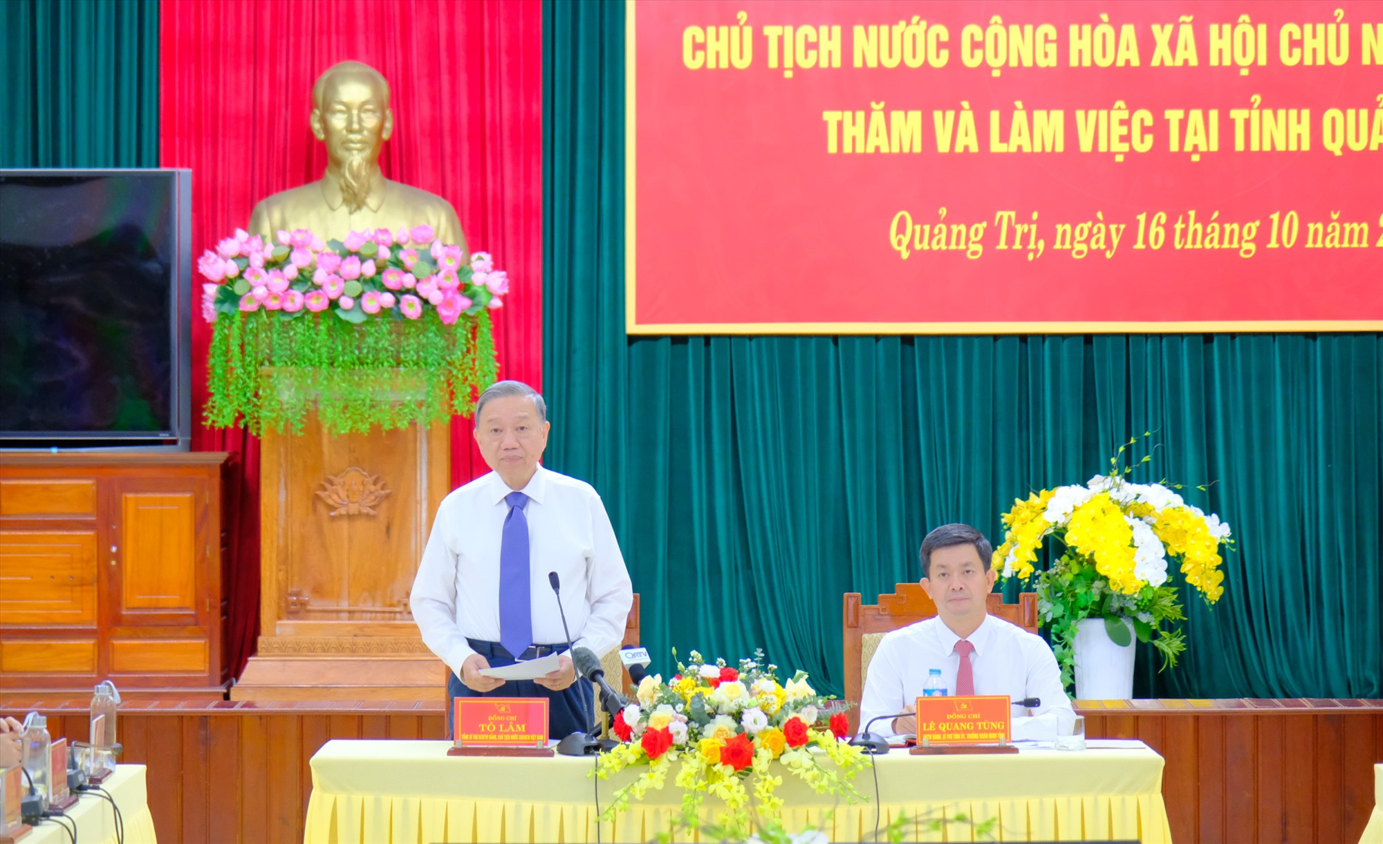 Tổng Bí thư, Chủ tịch nước Tô Lâm biểu dương, đánh giá cao những thành tựu mà tỉnh Quảng Trị đạt được trong thời gian qua - Ảnh: Trần Tuyền