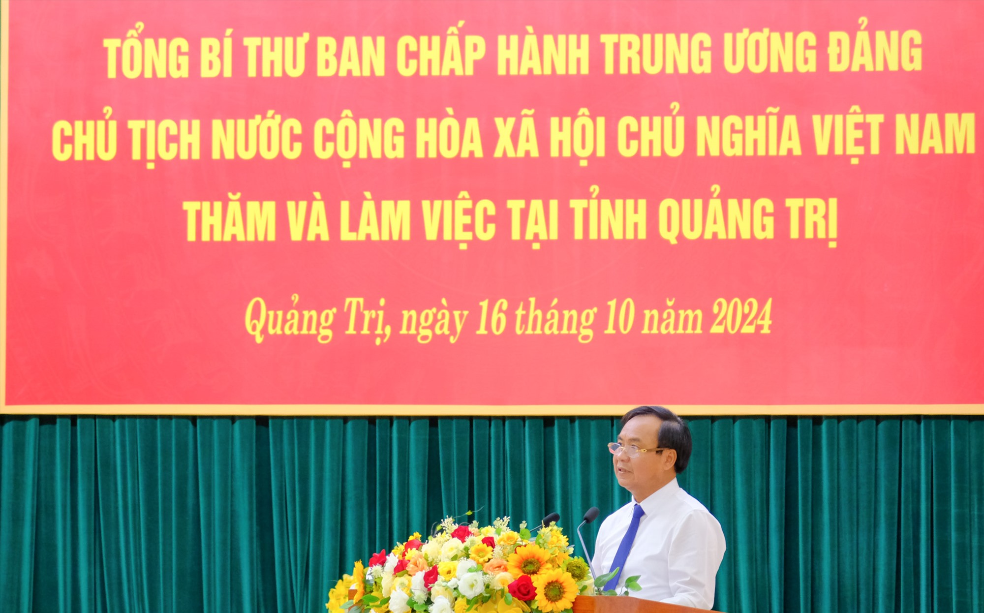 Chủ tịch UBND tỉnh Võ Văn Hưng kiến nghị Tổng Bí thư, Chủ tịch nước quan tâm, chỉ đạo Chính phủ, các bộ, ngành trung ương đồng ý chủ trương bố trí ngân sách để tỉnh đầu tư hoàn thiện hạ tầng giao thông - Ảnh: Trần Tuyền