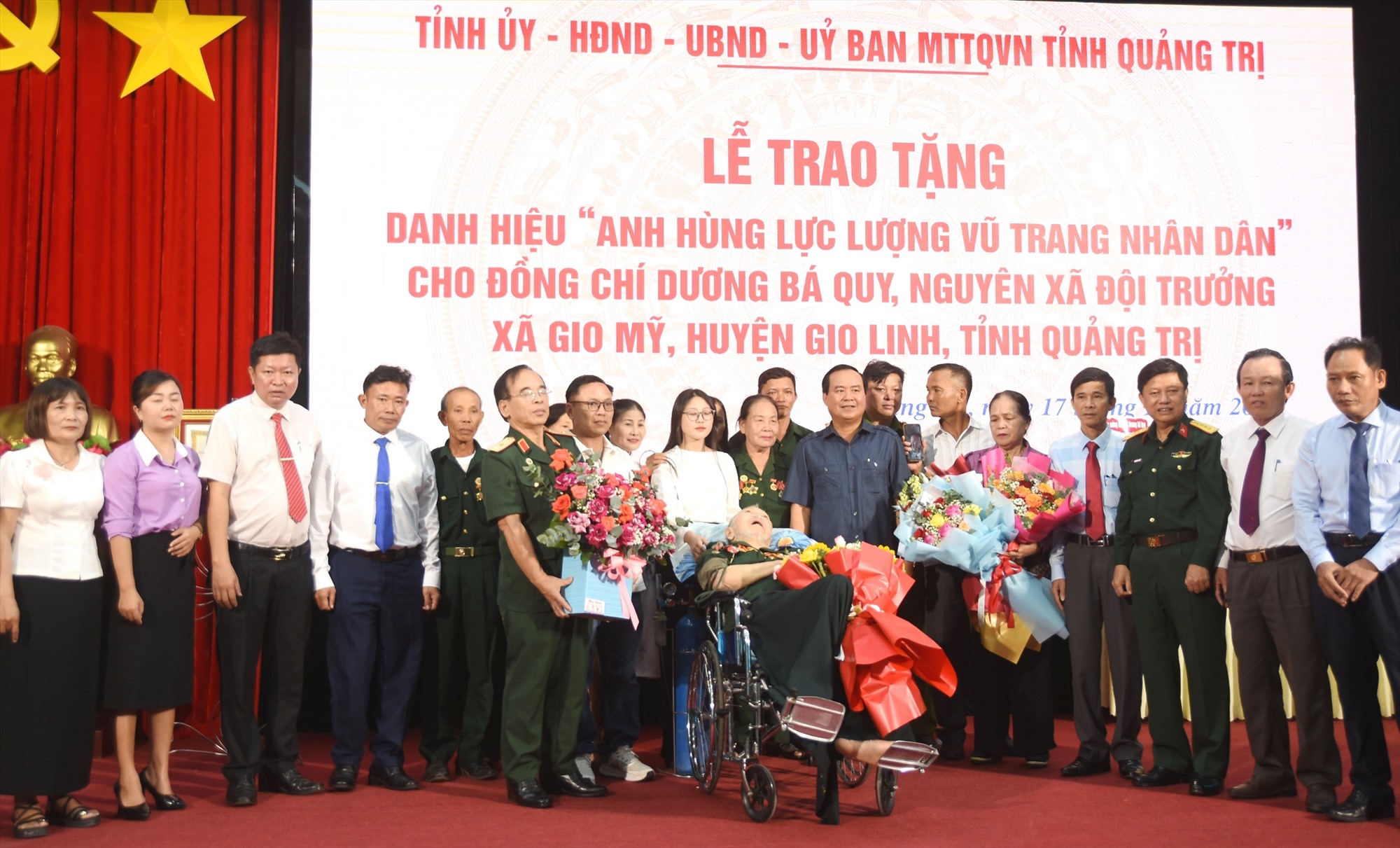 Lãnh đạo tỉnh và các sở, ban, ngành, địa phương và gia đình chúc mừng ông Dương Bá Quy vinh dự được trao tặng danh hiệu AHLLVTND - Ảnh: ĐV