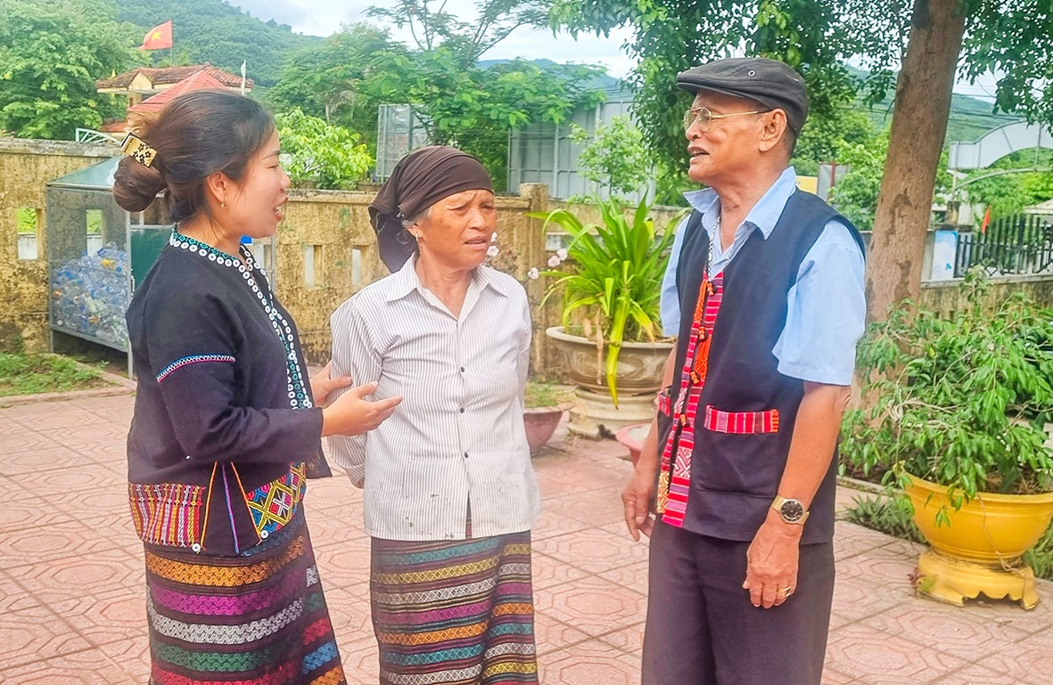 Ông Hồ Xuân Tình người có uy tín ở thôn Ra Lu tuyên truyền, vận động người dân thực hiện nếp sống văn minh - Ảnh: K.S