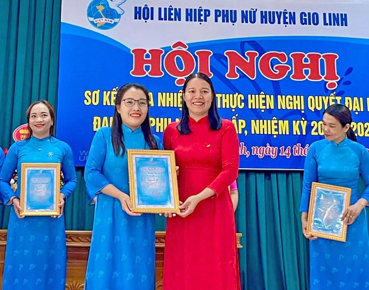 Chị Hạnh (đeo kính) nhận giải Nhất hội thi ứng dụng công nghệ thông tin trong sinh hoạt hội -Ảnh: L.N