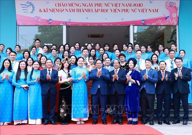 Thủ tướng Phạm Minh Chính và lãnh đạo Hội Liên hiệp Phụ nữ Việt Nam với giảng viên, sinh viên Học viện Phụ nữ Việt Nam. Ảnh: Dương Giang/TTXVN