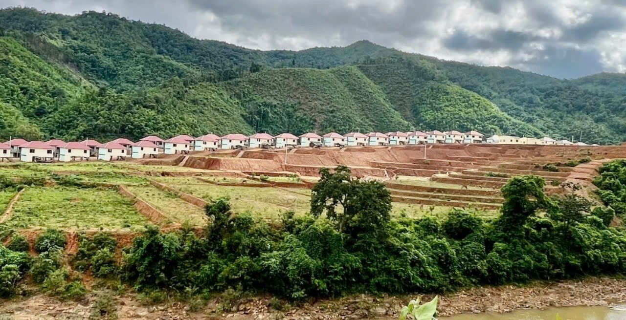 Hệ thống ruộng bậc thang đang được Tập đoàn Hải Sơn đầu tư xây dựng ngay sau “Thôn nghĩa tình Sơn Hải” để người dân trồng lúa nước tại nơi ở mới - Ảnh: T.N