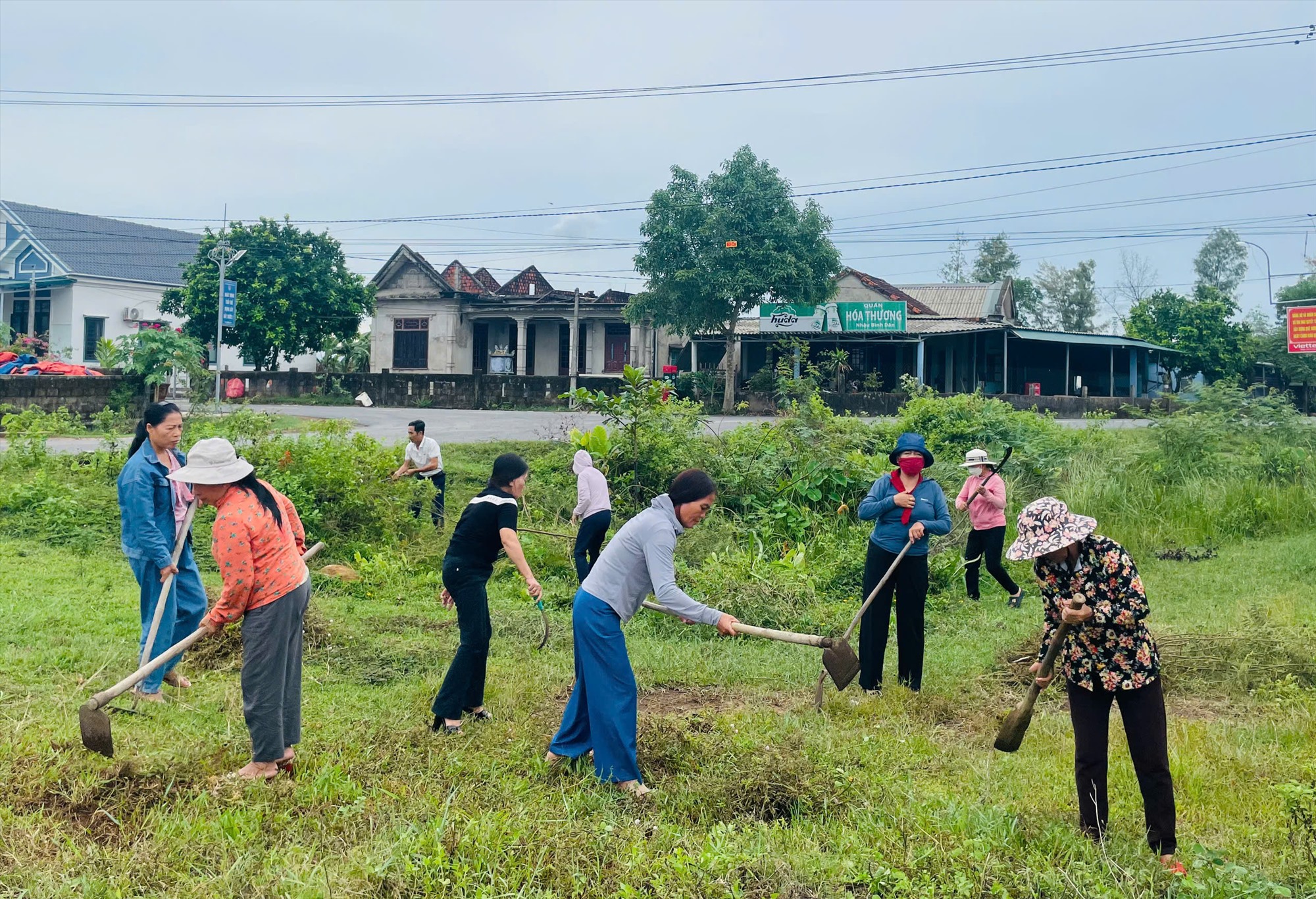 Người dân xã Gio Mai, huyện Gio Linh ra quân dọn dẹp vệ sinh môi trường để phòng chống dịch bệnh -Ảnh: H.N