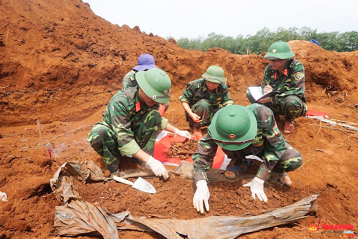 Cán bộ, nhân viên Đội Quy tập 584 và Ban CHQS huyện Gio Linh tiến hành quy tập các hài cốt liệt sĩ tại Nông trường Dốc Miếu - Ảnh: XUÂN DIỆN