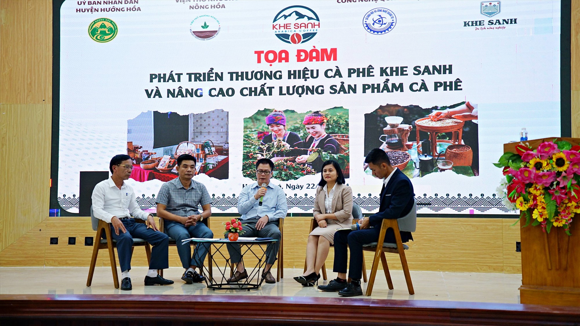 Tọa đàm thảo luận các nội dung, giải pháp nhằm phát triển thương hiệu cà phê Khe Sanh và nâng cao chất lượng sản phẩm cà phê - Ảnh: L.A