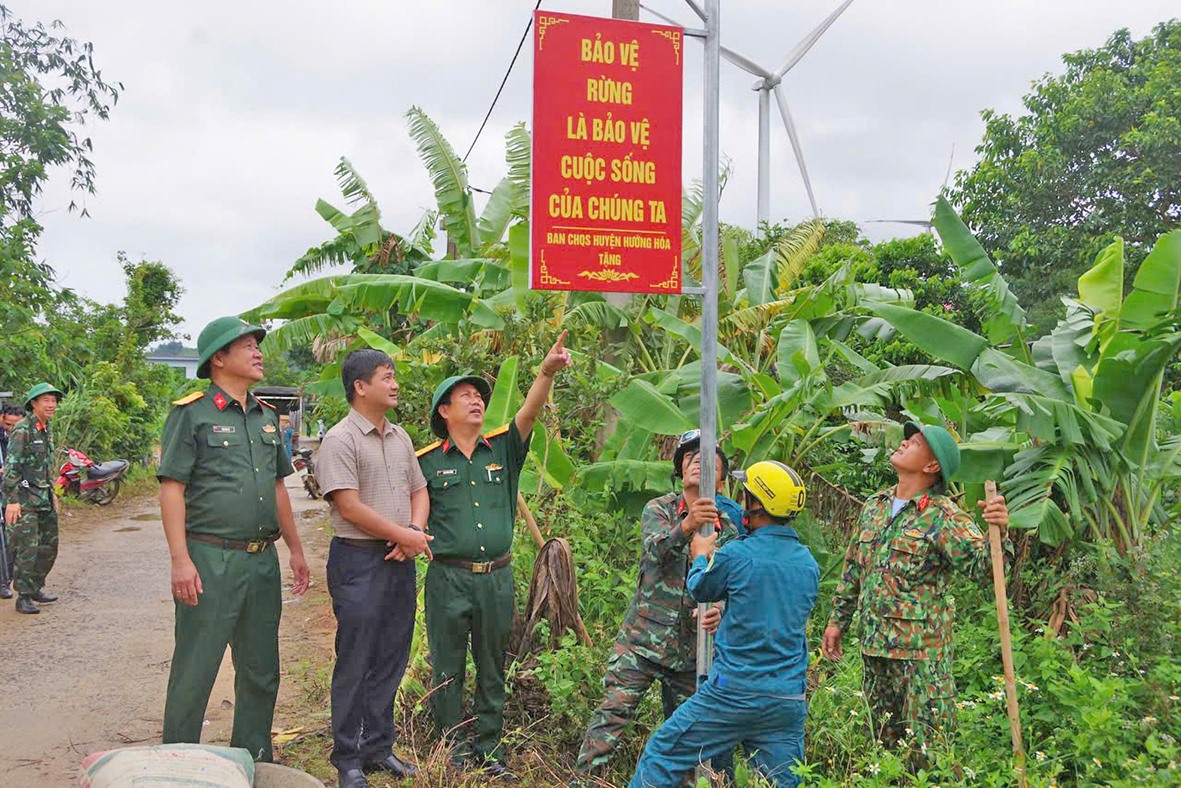 Công trình hệ thống đèn chiếu sáng công cộng tại xã Hướng Linh được LLVT huyện Hướng Hóa hỗ trợ xây dựng - Ảnh: XUÂN DIỆN