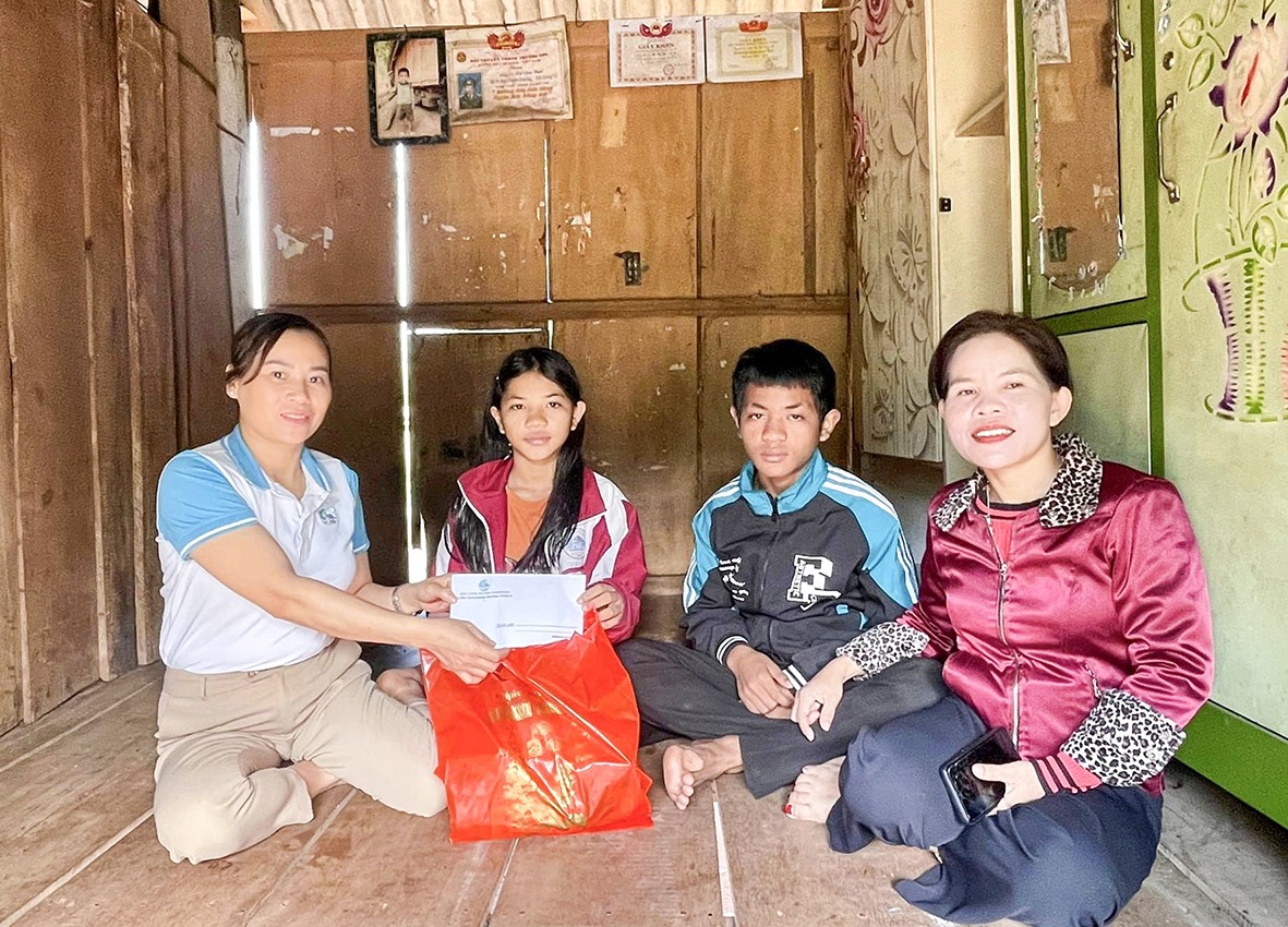 Chị Nguyễn Thị Ty (ngoài cùng bên trái) cùng cán bộ Hội LHPN huyện thăm, trao quà cho hoàn cảnh khó khăn -Ảnh: NVCC