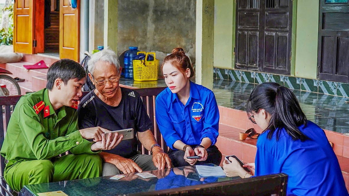 Hướng dẫn người dân cài đặt định danh điện tử để thực hiện chuyển đổi số ở xã Cam Thủy, huyện Cam Lộ - Ảnh: N.T.H