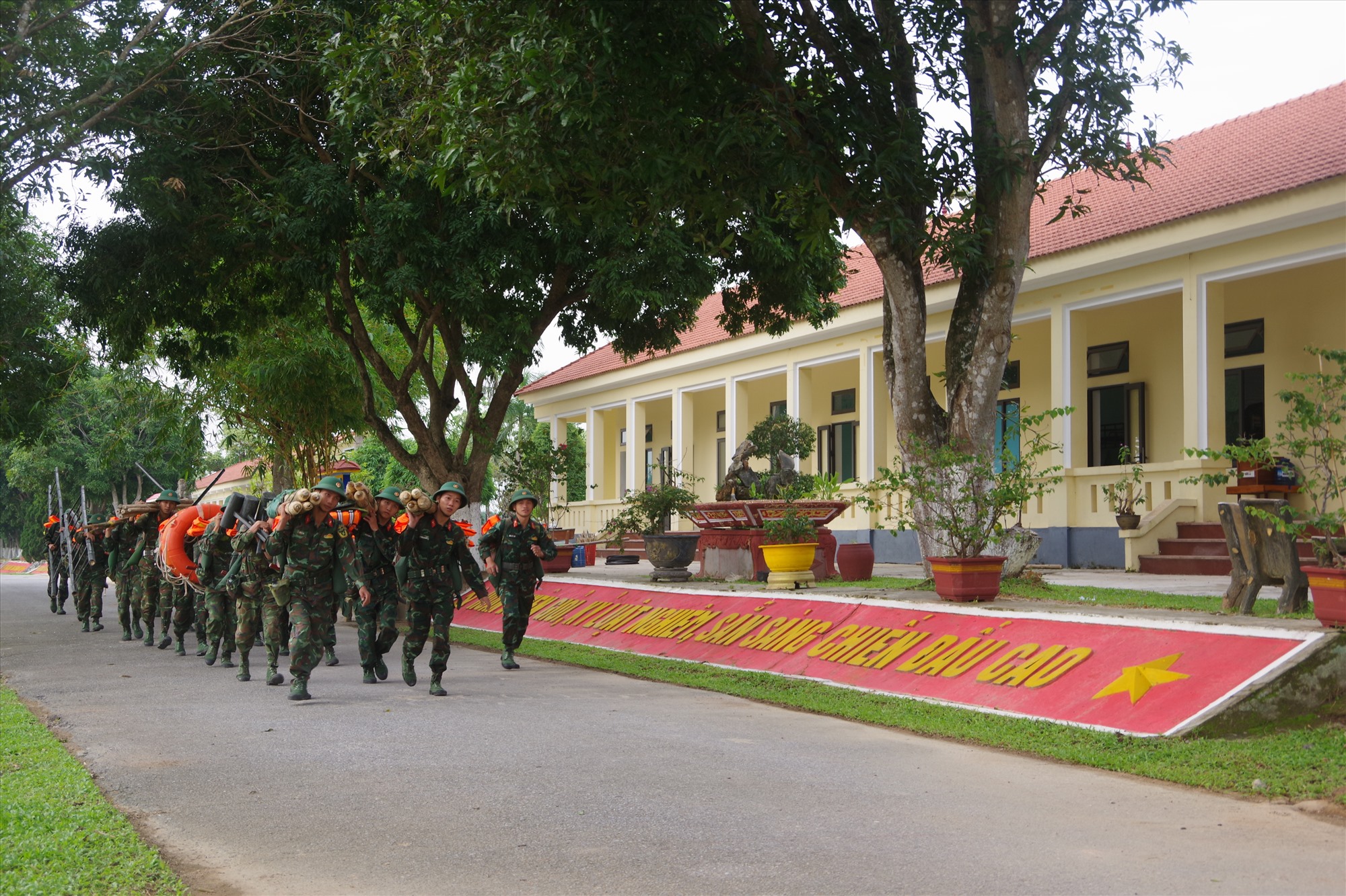 Trung đoàn bộ binh 842, Bộ CHQS tỉnh báo động kiểm tra vật chất trang bị, triển khai các phương án sẵn sàng công tác phòng, chống cơn bão số 6 - Ảnh: XD