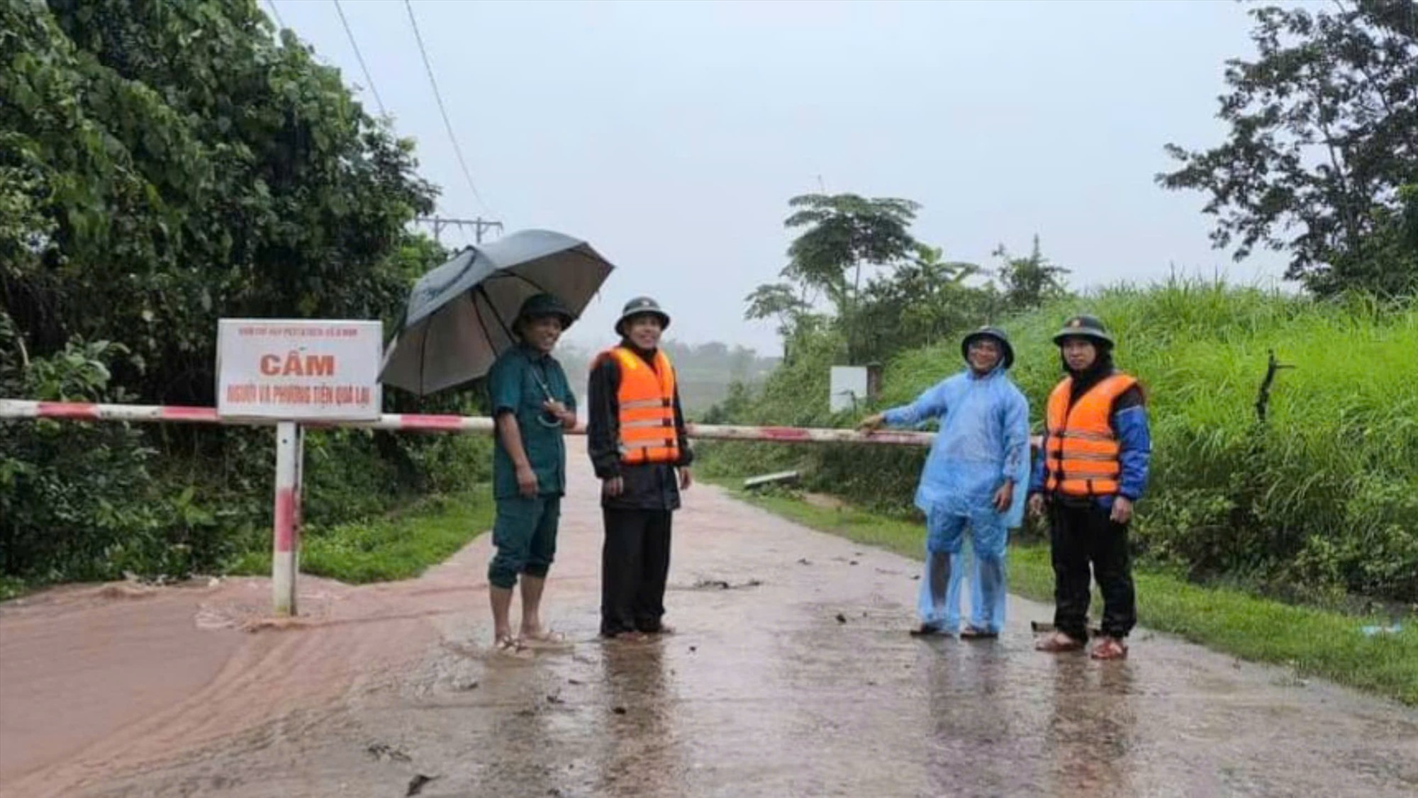 Cầu tràn Đakrông tại km 0+307 Quốc lộ 15D nước ngập sâu khoảng 1,2 m vào lúc 9 giờ hôm nay 27/10 gây ách tắc giao thông - Ảnh: CTV