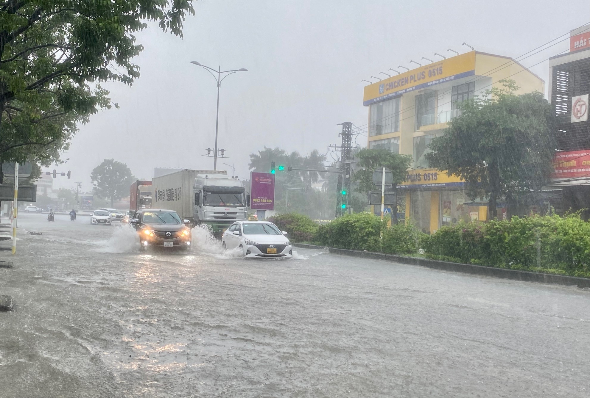 Một đoạn trên đường Lê Duẩn, TP. Đông Hà bị ngập khá sâu ảnh hưởng đến việc tham gia giao thông - Ảnh: N.B (Ảnh chụp lúc 9 giờ 20 phút ngày 27/10)