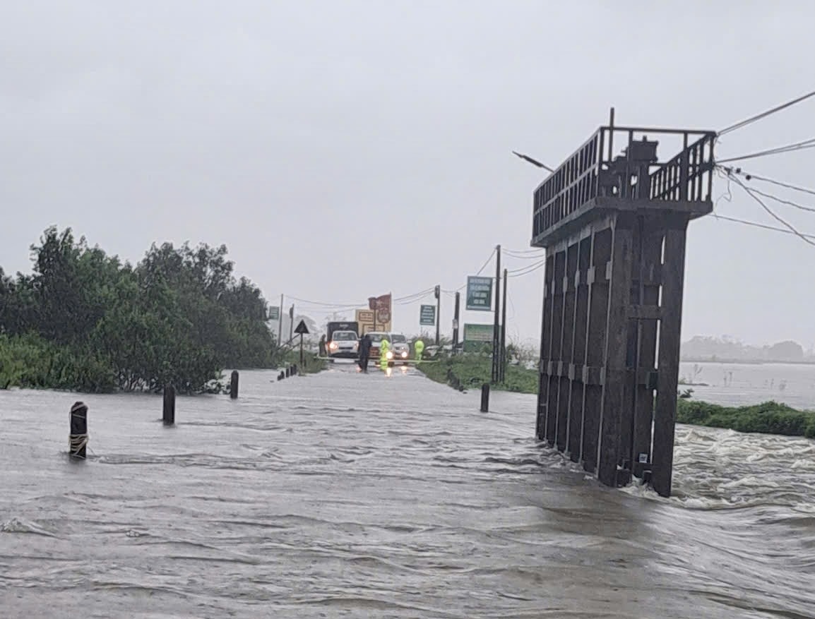 Đập tràn Thái Lai, xã Triệu Phước, huyện Triệu Phong hiện đã ngập sâu làm ảnh hưởng đến việc lưu thông - Ảnh: N.B