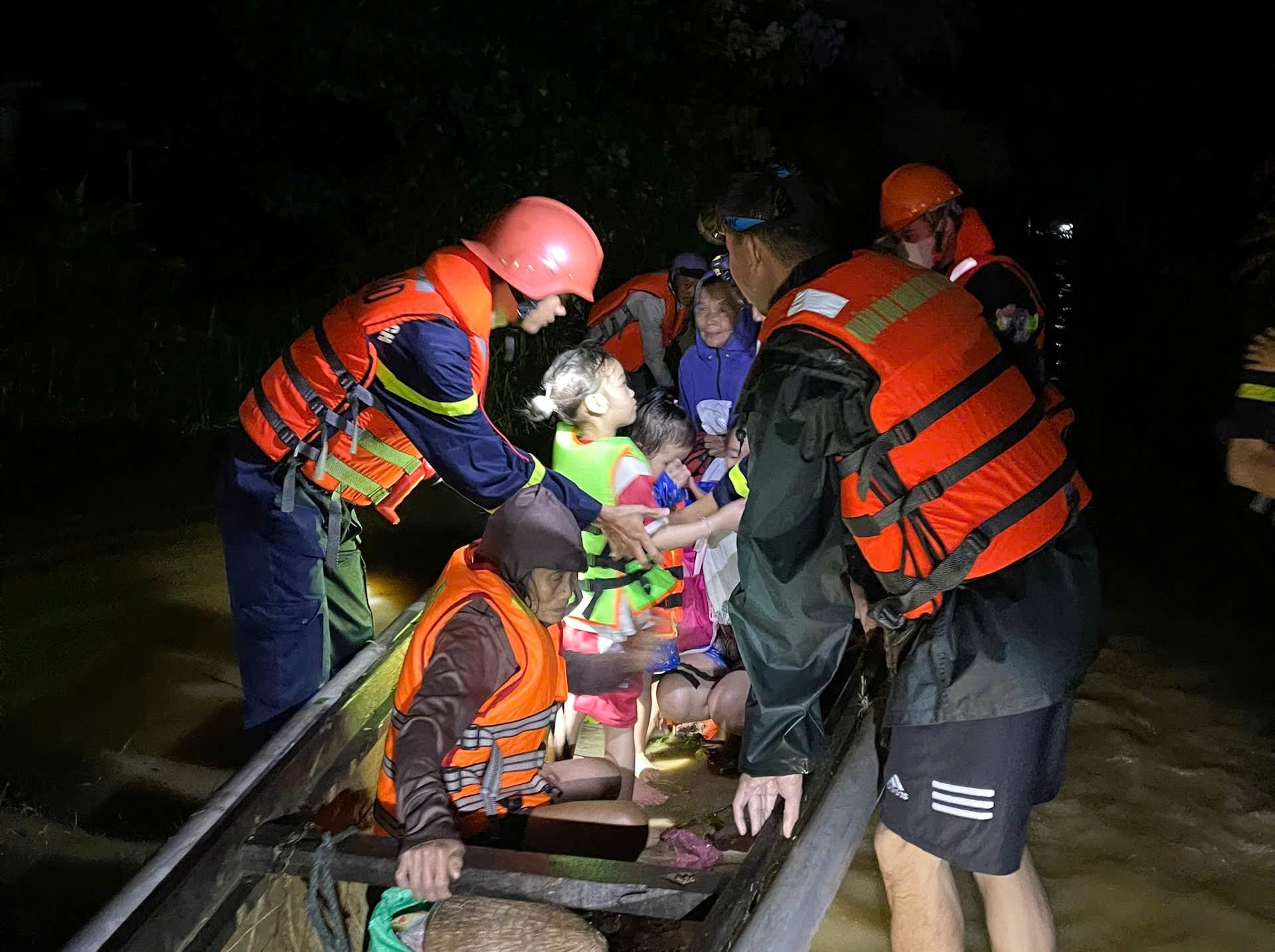 Lực lượng chức năng đã di dời khoảng 600 hộ dân trên địa bàn đến khu vực an toàn - Ảnh: Trần Tuyền