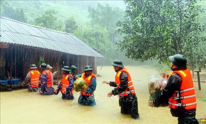 Bộ đội Biên phòng tỉnh Quảng Bình giúp người dân xã Kim Thủy, huyện Lệ Thủy vận chuyển tài sản ra khỏi vùng bị ngập sâu. Ảnh: TTXVN phát