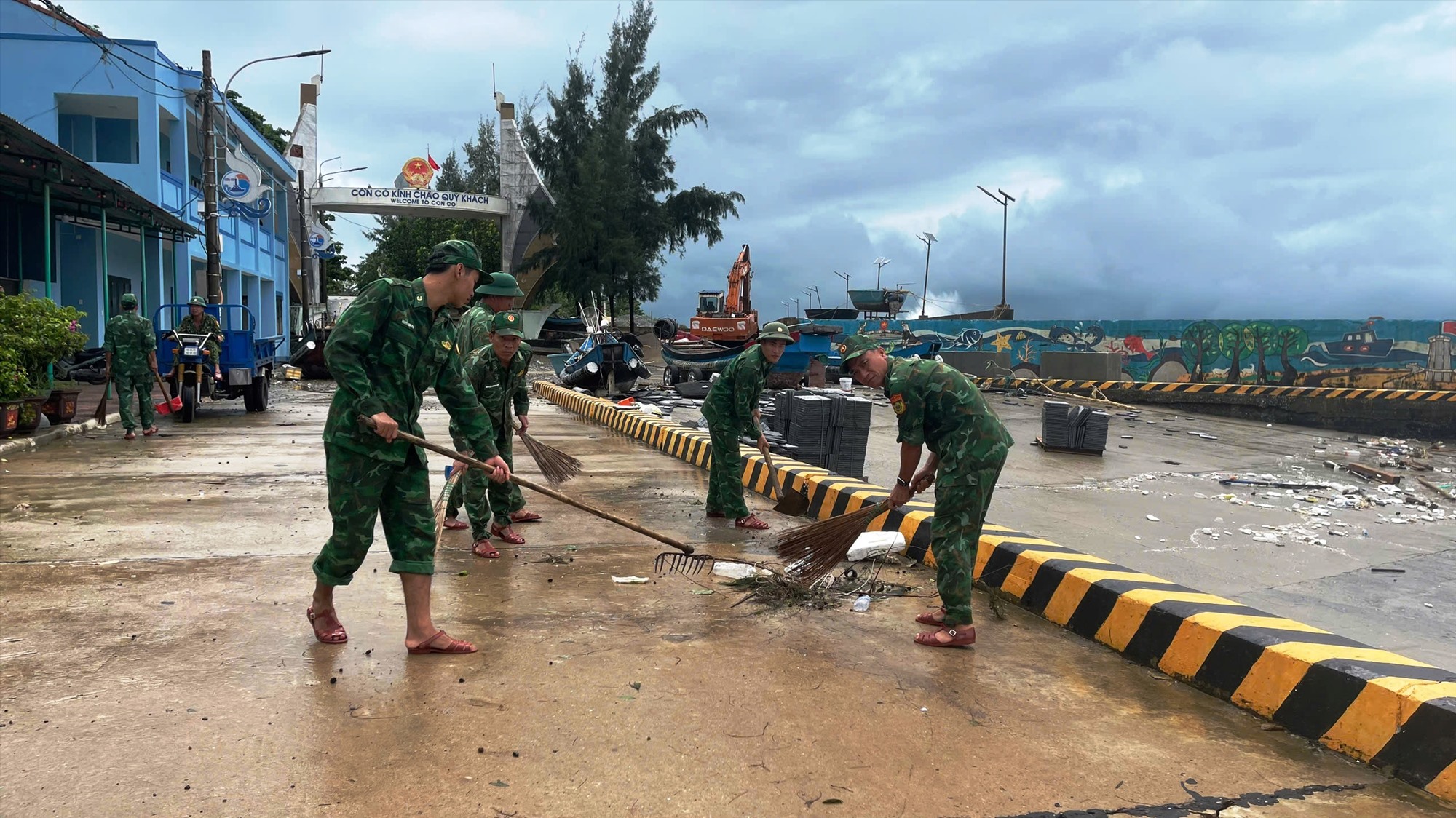 Cán bộ, chiến sĩ dọn dẹp rác thải đại dương dạt vào đảo Cồn Cỏ sau bão số 6 tại khu vực âu cảng - Ảnh: HĐCC