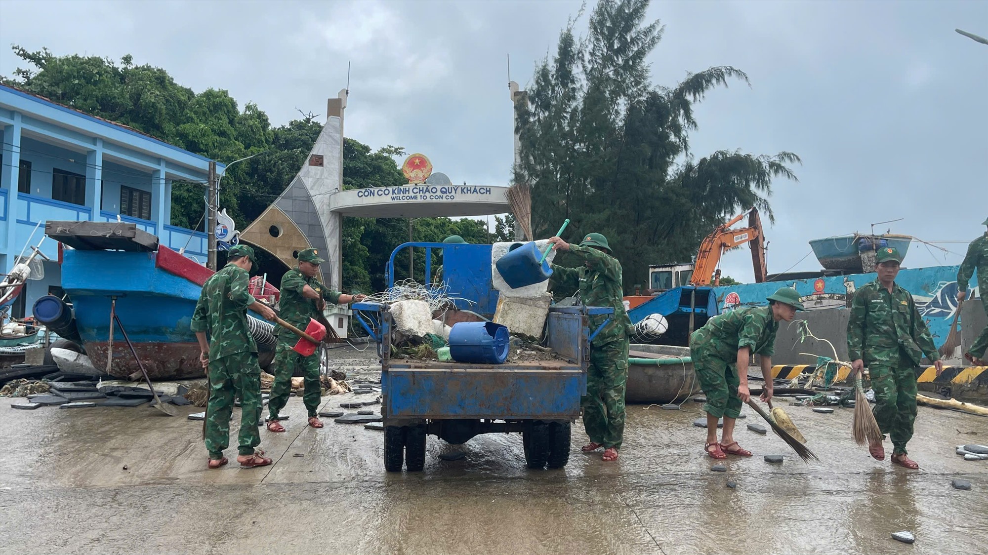 Cán bộ, chiến sĩ dọn dẹp rác thải đại dương dạt vào đảo Cồn Cỏ sau bão số 6 tại khu vực âu cảng - Ảnh: HĐCC