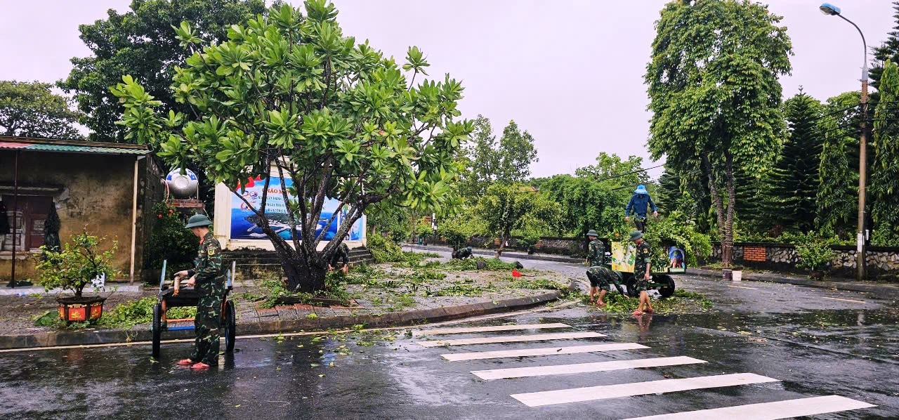 Cán bộ, chiến sĩ tổ chức dọn dẹp, cắt tỉa cây xanh ngã đổ tại các tuyến đường chính tại huyện đảo Cồn Cỏ sau bão - Ảnh: HĐCC