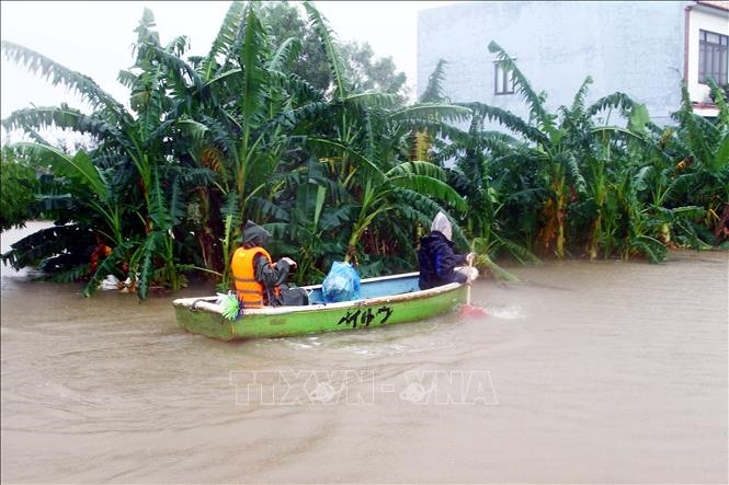 Người dân các địa phương huyện Lệ Thủy (Quảng Bình) dùng thuyền di chuyển trong vùng bị ngập lụt.