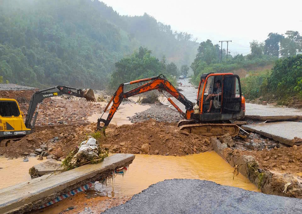 Đoạn đường bị cuốn trôi đã được khắc phục tạm thời - Ảnh: CTV