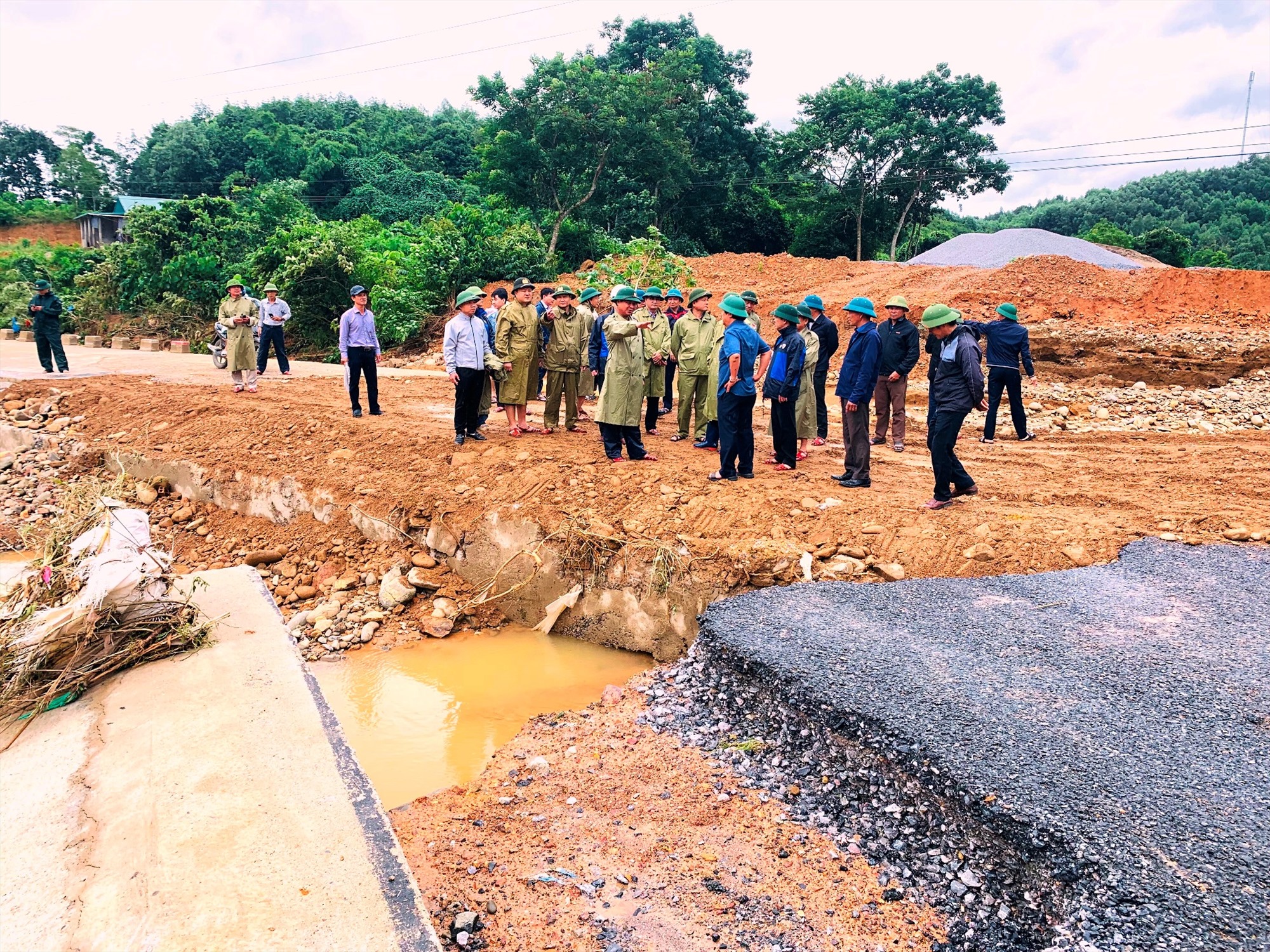 Chủ tịch UBND tỉnh Võ Văn Hưng kiểm tra công tác khắc phục hư hỏng tuyến đường ĐT.571 đoạn qua thôn Xóm Mới, xã Vĩnh Ô (km 25+750) - Ảnh: ĐV