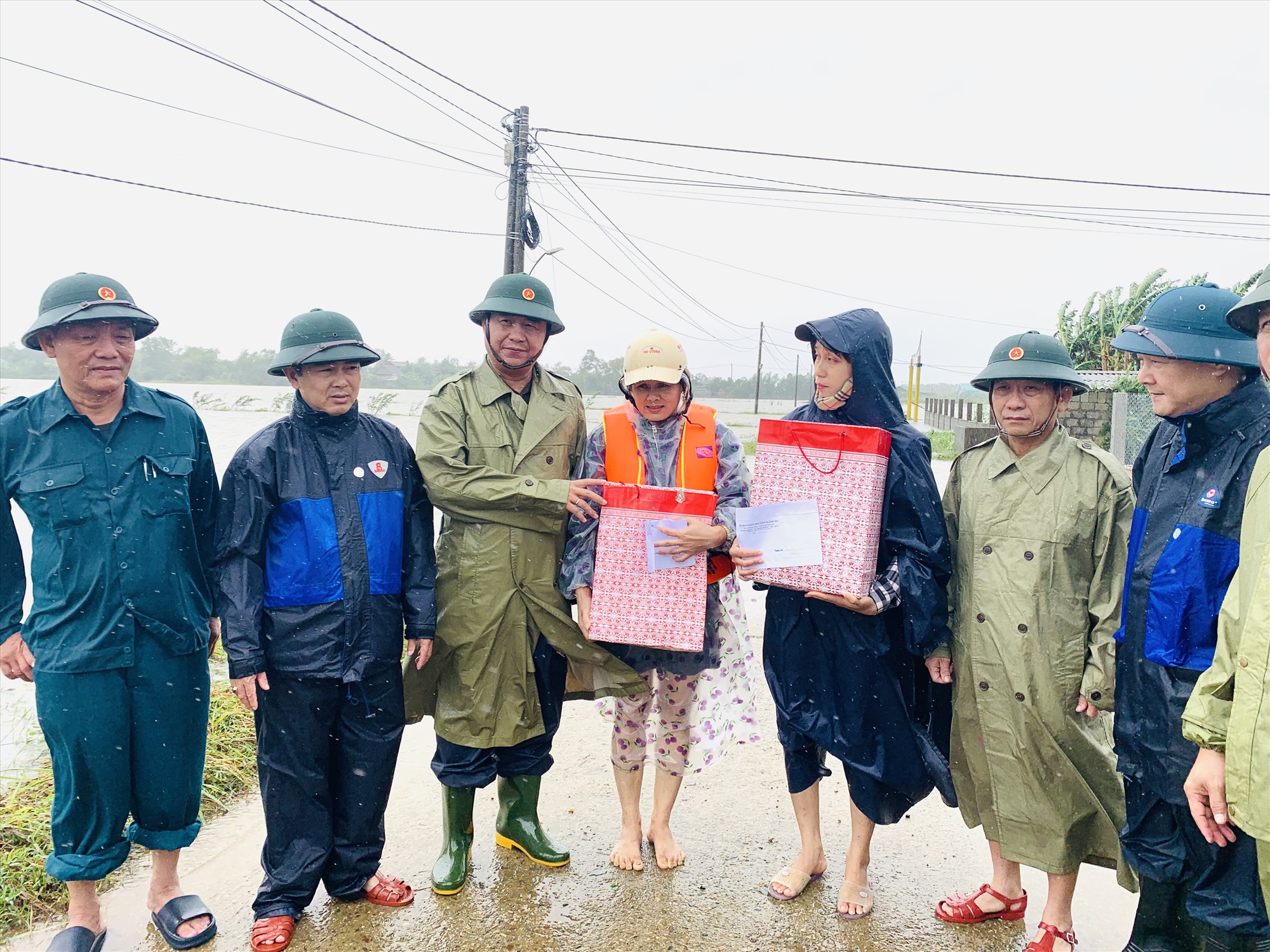 Chủ tịch UBND tỉnh Võ Văn Hưng trao quà cho một số hộ gia đình bị ngập sâu ở thôn Huỳnh Xá Hạ, xã Vĩnh Sơn, huyện Vĩnh Linh - Ảnh: ĐV