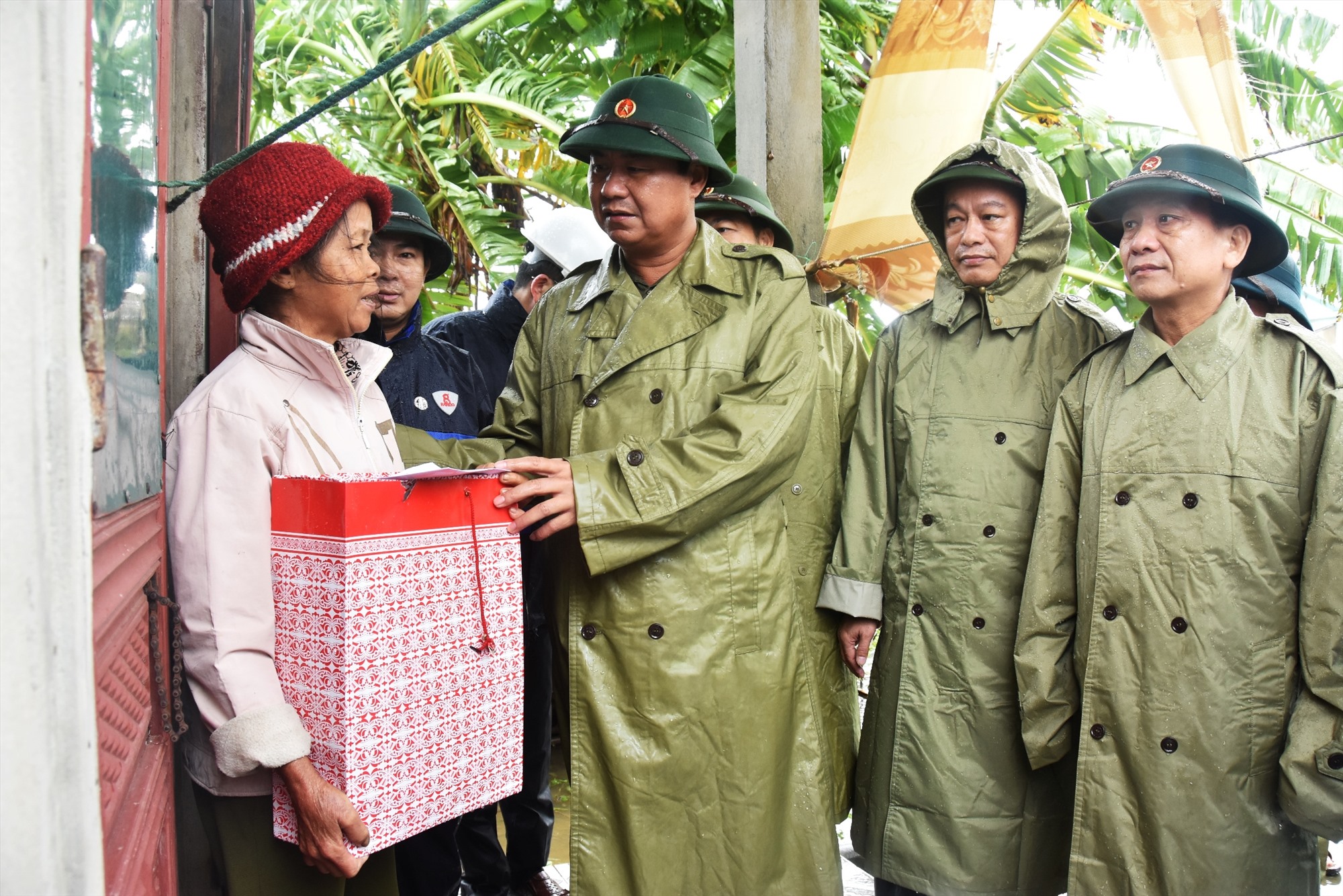 Chủ tịch UBND tỉnh Võ Văn Hưng thăm hỏi, trực tiếp trao quà cho một gia đình hộ nghèo có hoàn cảnh neo đơn ở thôn Huỳnh Xá Hạ, xã Vĩnh Sơn, huyện Vĩnh Linh - Ảnh: ĐV