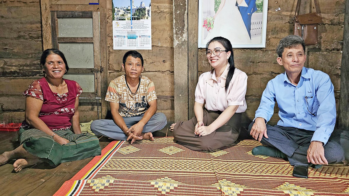ChịTrần Thị Kim Quyên (thứ 2 từ phải sang) đến từng nhà để nắm bắt tâm tư, nguyện vọng của người dân -Ảnh: L.A