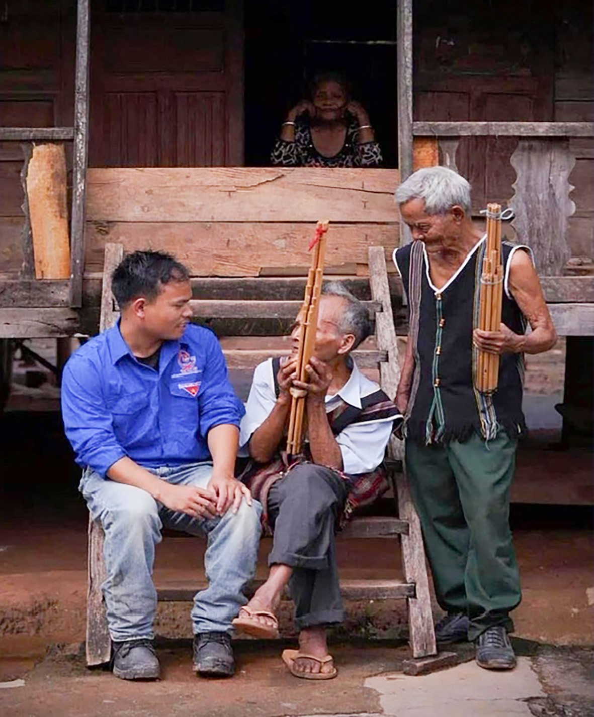 Anh Hồ Văn Ngởi có niềm đam mê tìm hiểu các nhạc cụ của đồng bào Vân Kiều, Pa Kô -Ảnh: NVCC