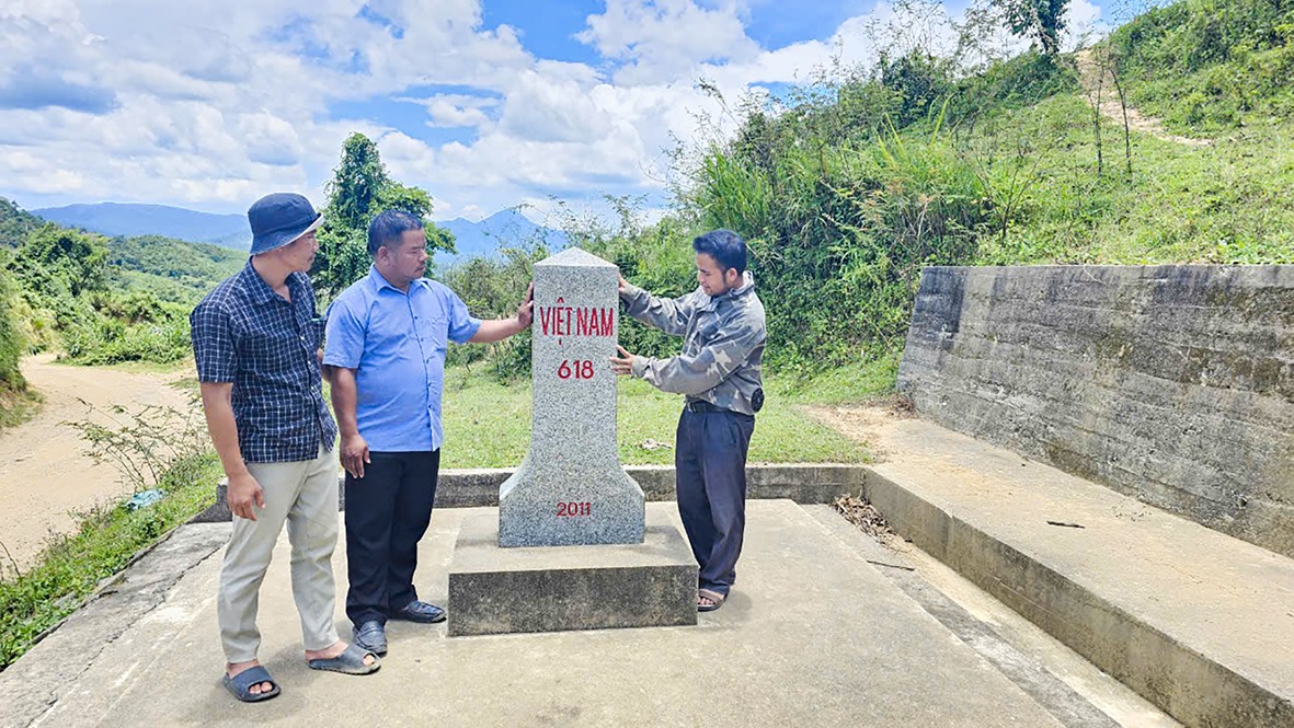 Nhân dân thôn Sa Trầm, xã Ba Nang, huyện Đakrông tích cực tham gia bảo vệ đường biên cột mốc - Ảnh: B.B