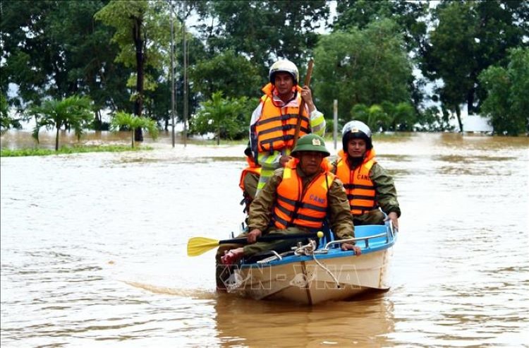 Lực lượng Công an xã tại huyện Lệ Thủy, Quảng Bình tích cực hỗ trợ người dân vùng bị ngập lụt. Ảnh: Tá Chuyên/TTXVN