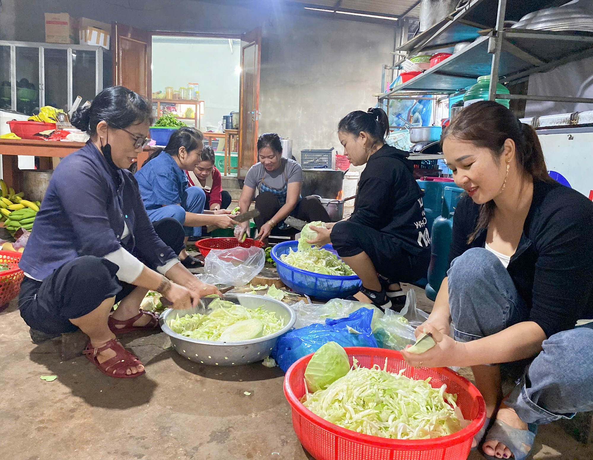 Nhóm thiện nguyện Thiện Tâm ở vùng Đông huyện Vĩnh Linh tất bật chuẩn bị nguyên liệu nấu cơm gửi cho bà con bị cô lập vì lũ lụt