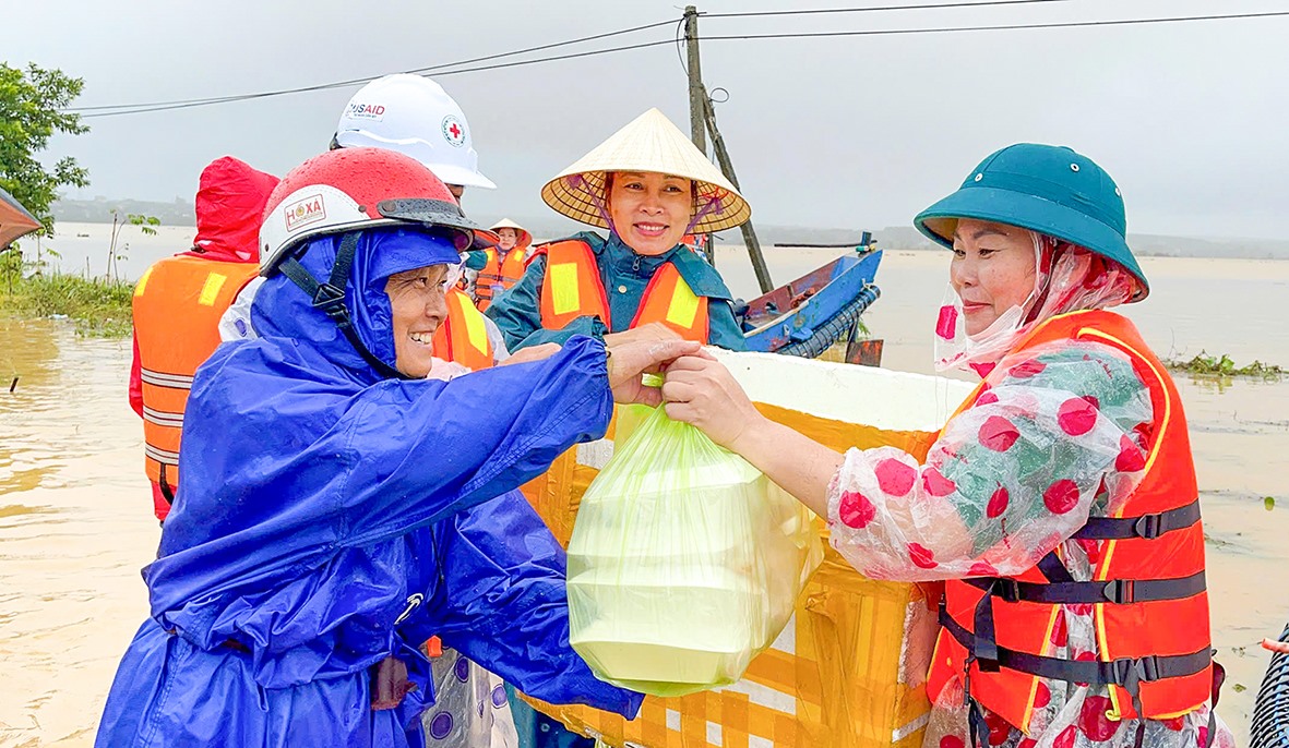 Những suất cơm nóng hổi, đủ chất dinh dưỡng được trao tận tay người dân vùng lũ - Ảnh: CTV