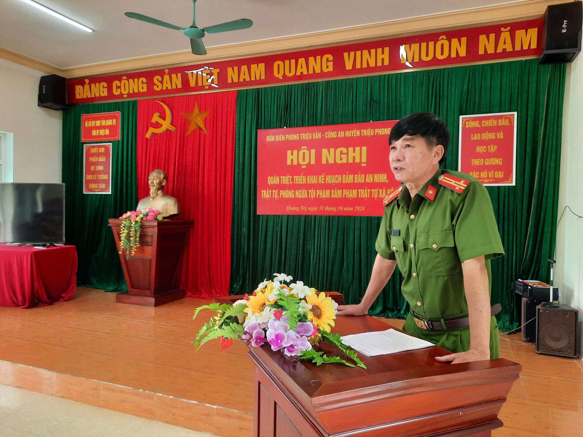 Thượng tá Bùi Quang Lai - Phó trưởng Công an huyện Triệu Phong phát biểu