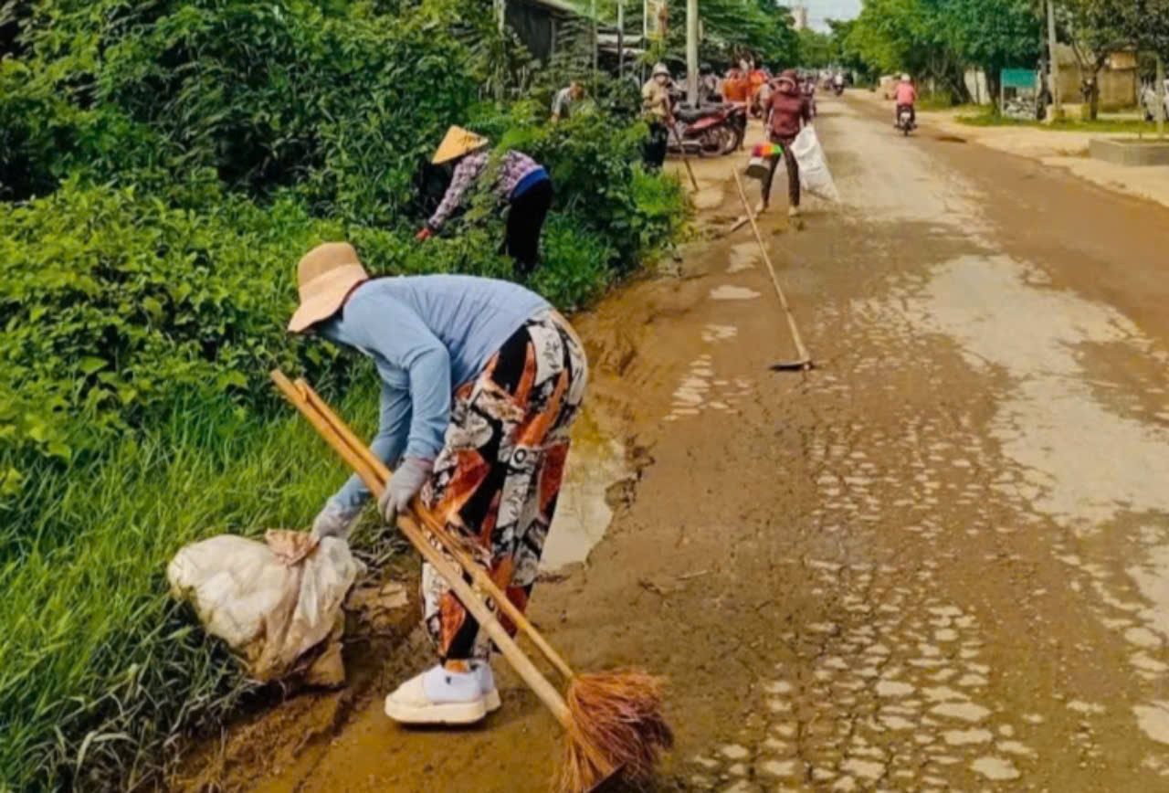 Triển khai chiến dịch tổng vệ sinh môi trường phòng, chống dịch bệnh sốt xuất huyết -Ảnh: P.T