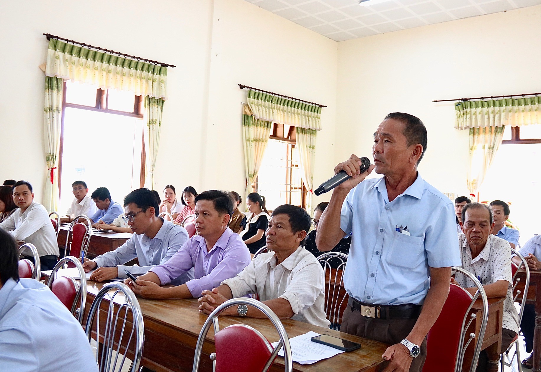 Cử tri phường Đông Thanh, TP. Đông Hà phát biểu tâm tư, nguyện vọng - Ảnh: N.B