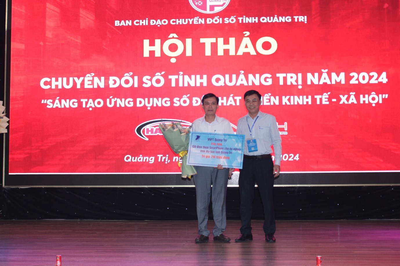 Ông Phan Văn Cử, Phó Giám đốc Trung tâm Kinh doanh - VNPT Quảng Trị, đại diện VNPT Quảng Trị trao bảng tượng trưng quà tặng cho lãnh đạo sở TT&TT Quảng Trị- Ảnh PVC.