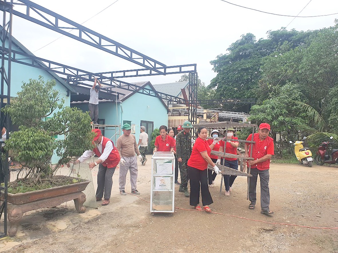 Ông Trần Văn Tuyện, thôn Xuân Hòa, xã Gio An, Gio Linh vui mừng vì ngôi nhà mới ở khu TĐC sắp hoàn thiện - Ảnh: LÊ AN