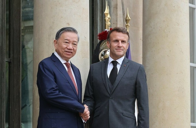 Tổng thống Pháp Emmanuel Macron (phải) đón tiếp Tổng Bí thư, Chủ tịch nước Tô Lâm tại Điện Elysee ngày 7/10. Ảnh: TTXVN