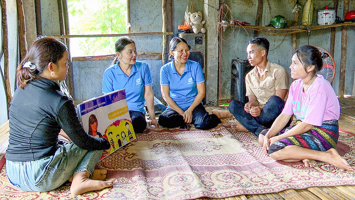 Cán bộ xã A Dơi, huyện Hướng Hóa tuyên truyền đến người dân về tác hại và những hệ lụy của việc tảo hôn -Ảnh: L.A