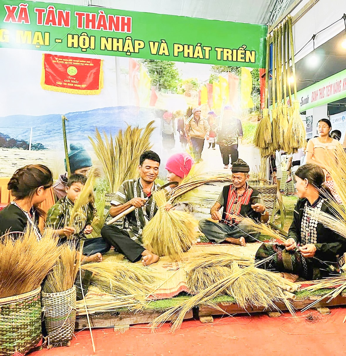 Anh Hồ Năng (thứ 2 bên trái sang) tại công trình “Ánh sáng an ninh” bản Hà Lệt - Ảnh: T.H