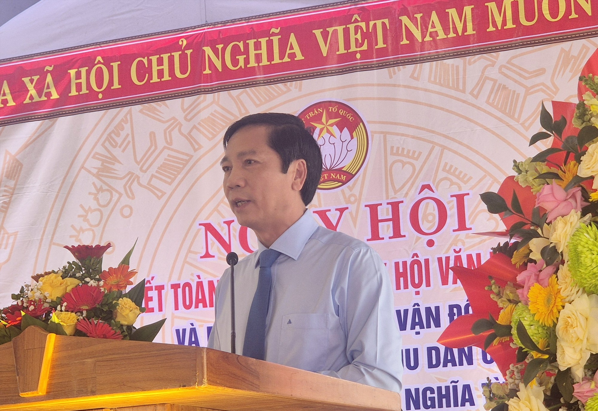 Phó Chủ tịch UBND tỉnh Hoàng Nam đề nghị cán bộ, đảng viên ở xã Hải Lệ, thôn Tích Tường tiếp tục nêu gương đi đầu trong các cuộc vận động, phong trào, hoạt động của địa phương - Ảnh: K.S